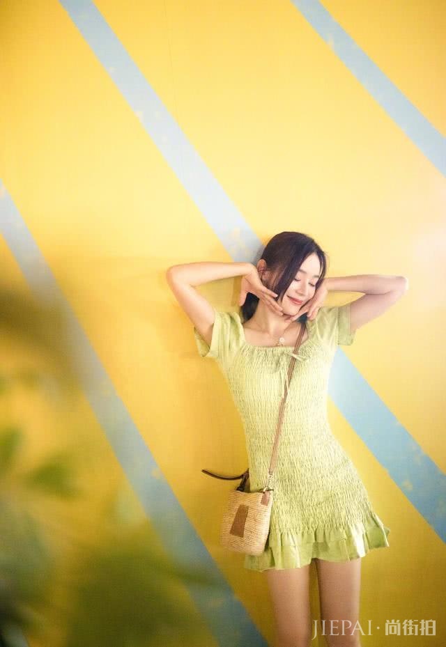 袁姗姗果绿短裙衬出曼妙好身材,与娜扎撞衫也照样赢