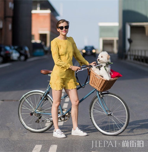 欧美街拍 潮女用自由的黄色裤子展现阳光气息