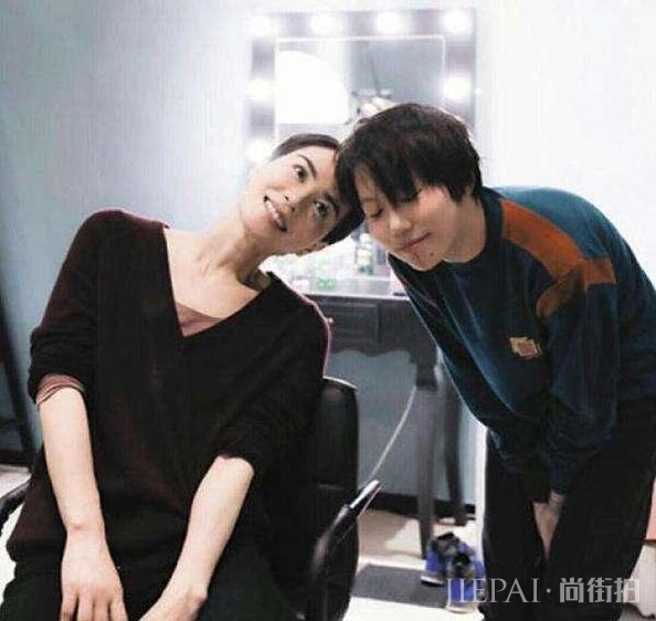 王菲罕见与女儿一同现身机场,李嫣“下衣失踪”大长腿迷人