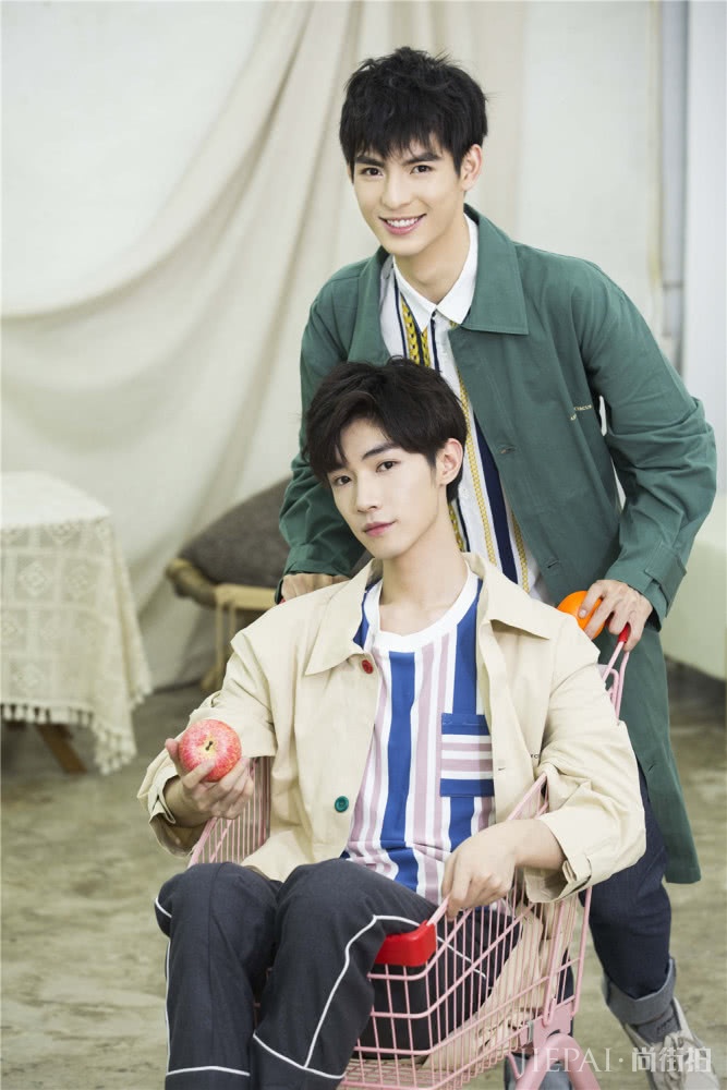 晓星尘薛洋剧外拍写真,穿同款风衣气质翩翩,内搭条纹衫更显默契