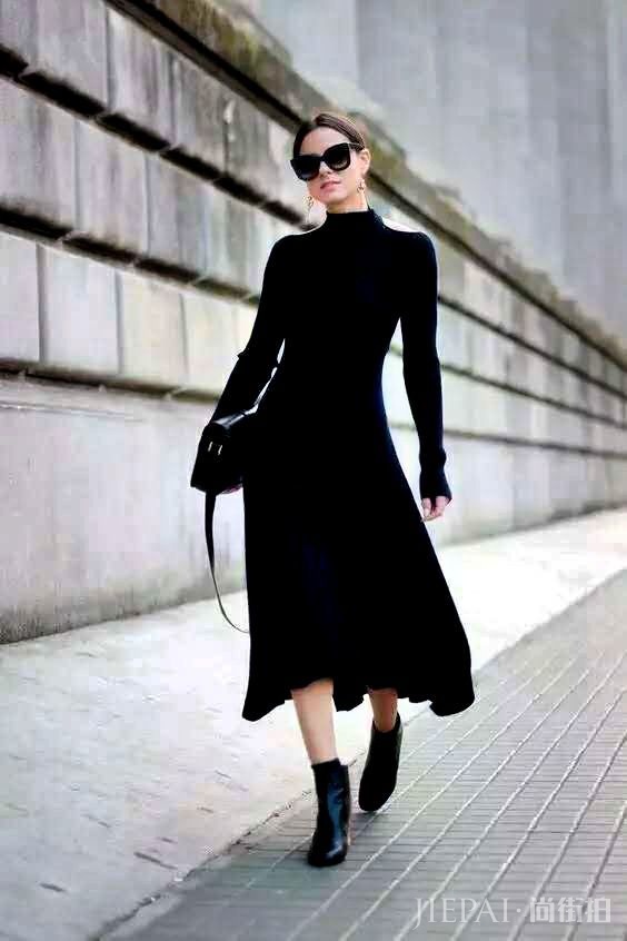 欧美街拍,又到了可以穿长裙的早秋了,看欧美潮女示范长裙搭什么鞋子好看