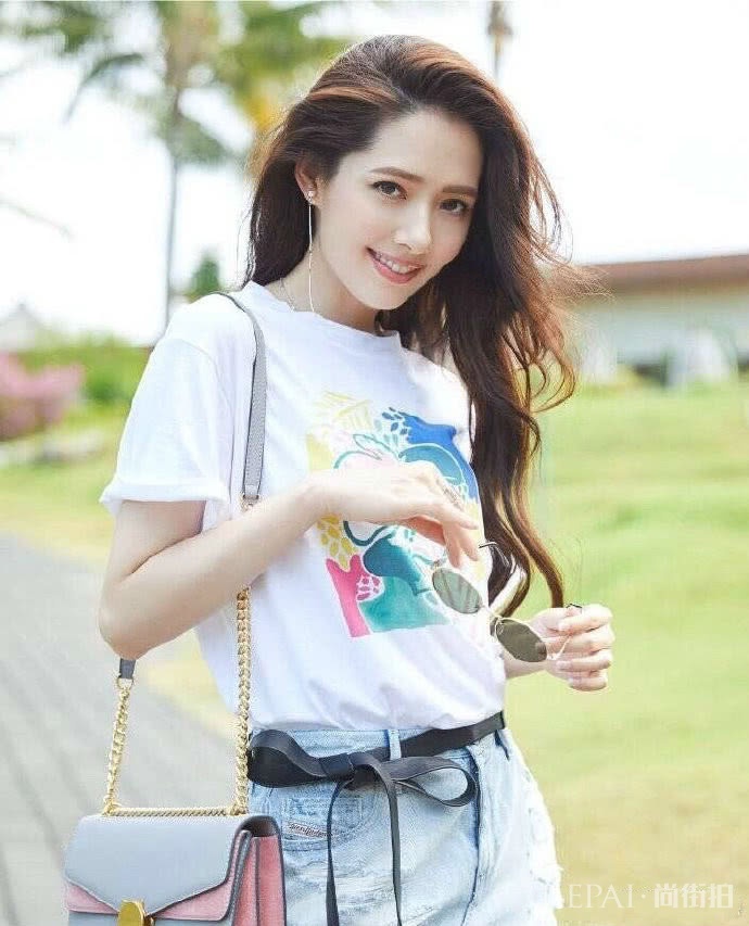 郭碧婷高开叉礼服出席活动，小露香肩知性有韵味，发量惊人