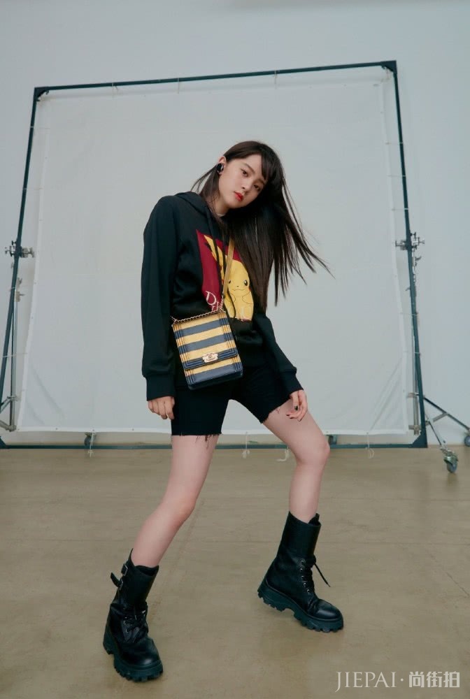 欧阳娜娜穿皮卡丘卫衣配单车裤,凹造型帅出天际