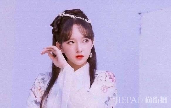 程潇一身复古装惊艳全场,个性爽朗也不缺性感,气质拿捏太好