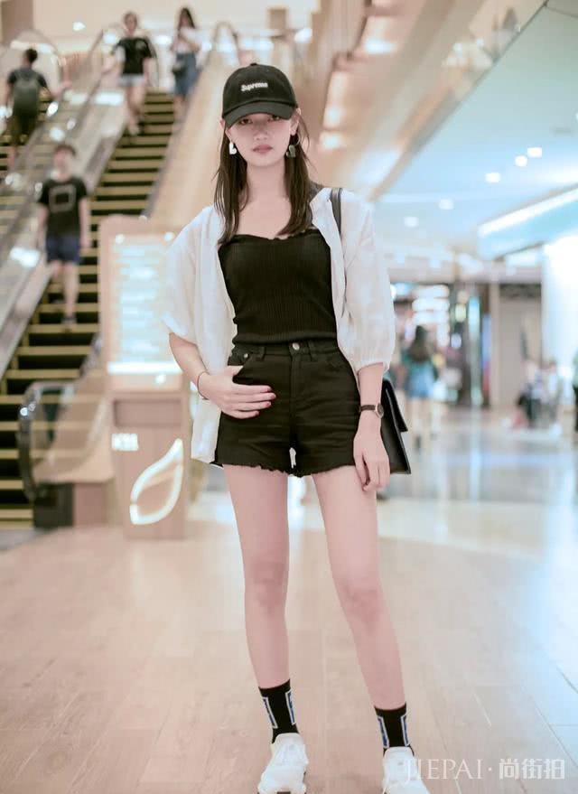 帽子便宜百搭的时尚单品,运动风出游装,还你一个清新自然的夏天