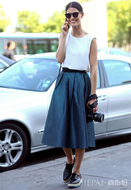 欧美街拍 夏天的蓝色情调要用温柔半身裙来助阵