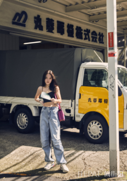 李咏女儿晒最新美照,身着背心大秀小蛮腰,街头凹造型又美又帅