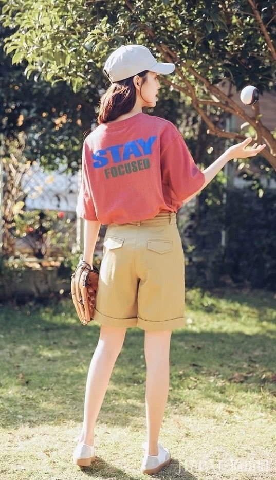 普通T恤穿法没个性?试试章若楠的“塞衣角”,让你显高5cm