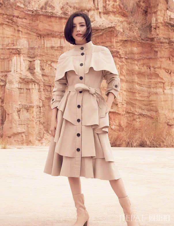 佟丽娅解锁早秋御姐搭配，皮裙狂野长裙柔情