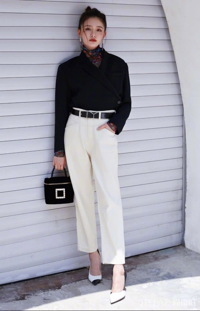 林允印花衬衫穿得高级大气,嘴巴涂全唇更像一朵花