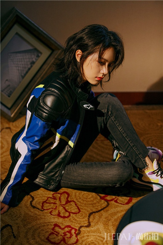 赵今麦最新写真曝光  酷飒少女不惧定义不畏突破