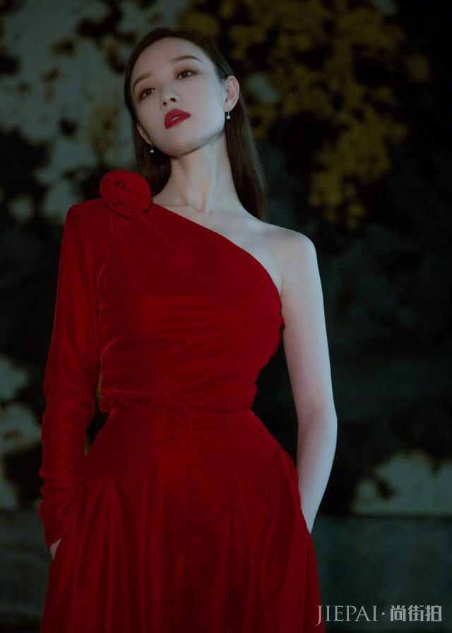 不涂红唇穿上公主裙也不够高级,热巴倪妮的初秋美妆技巧学起来