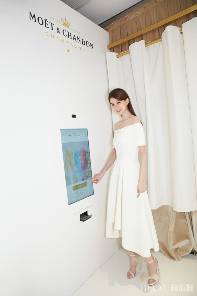 乔欣穿V领亮片蕾丝长裙,越变越美,成小仙女了