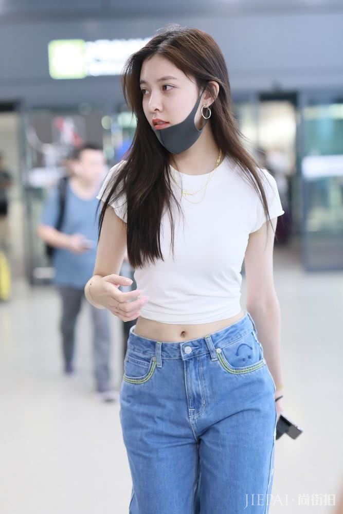 宋妍霏机场街拍,太会穿衣身材好衣品更好