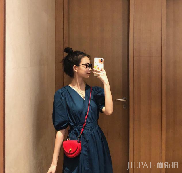 时髦个性早秋装撞色风来袭，这样搭配时尚又显气质