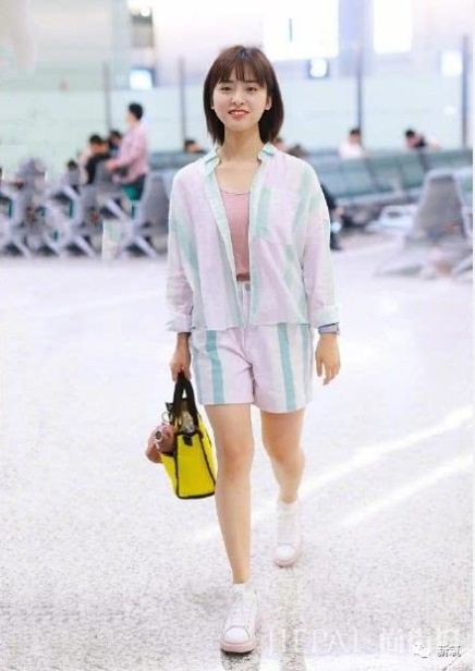 女明星的机场look,我羡慕的不是衣服是身材