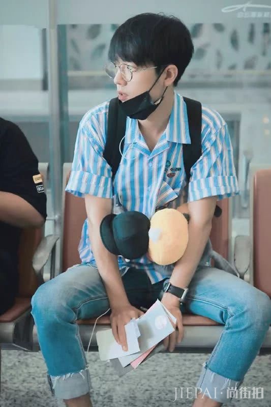 肖战《红秀》预售服务器崩了!格子衫少年超清爽,他才是今夏顶流