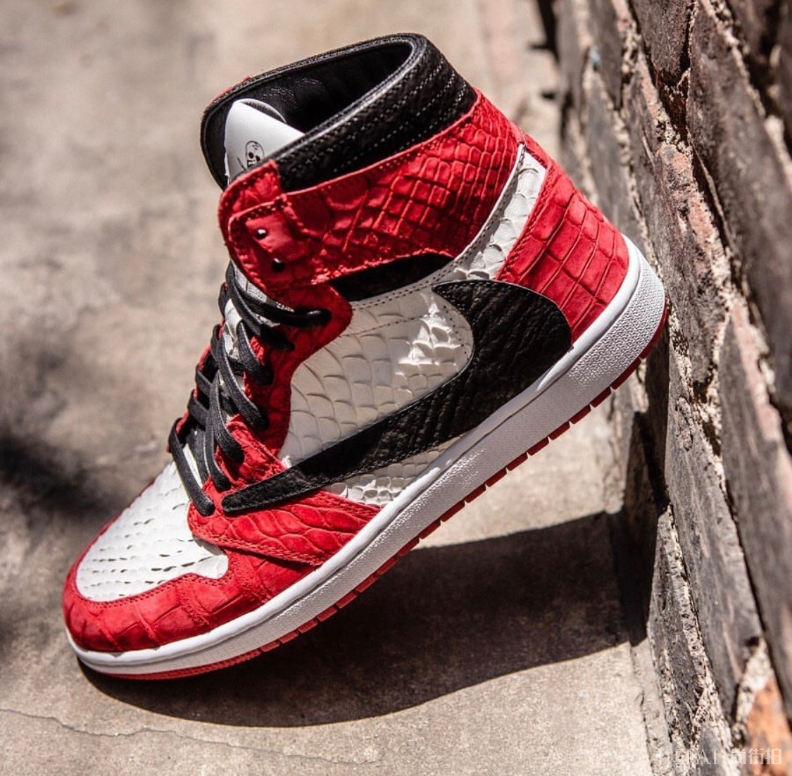 Travis Scott联乘倒钩太贵不划算？豪华版新配色考虑下？