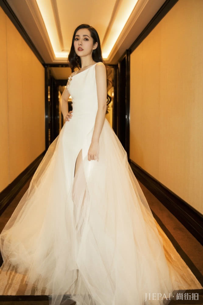 郭碧婷高开叉礼服出席活动,小露香肩知性有韵味,发量惊人