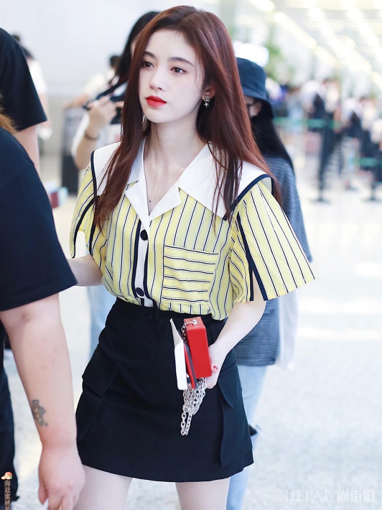 鞠婧祎一字肩搭“羊毛卷”发型,女人味十足