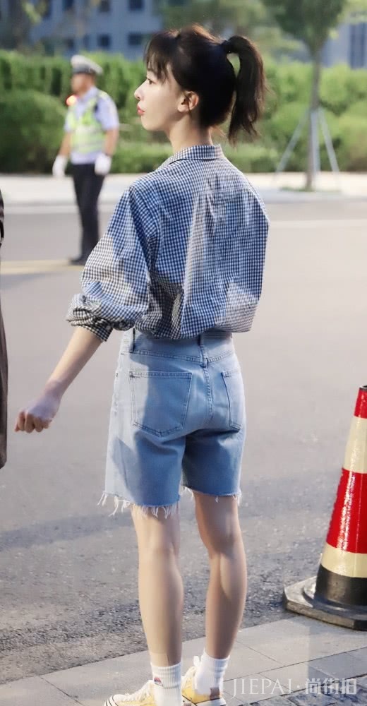 吴谨言私服造型比活动礼服更减龄,腿型匀称好看超有少女感
