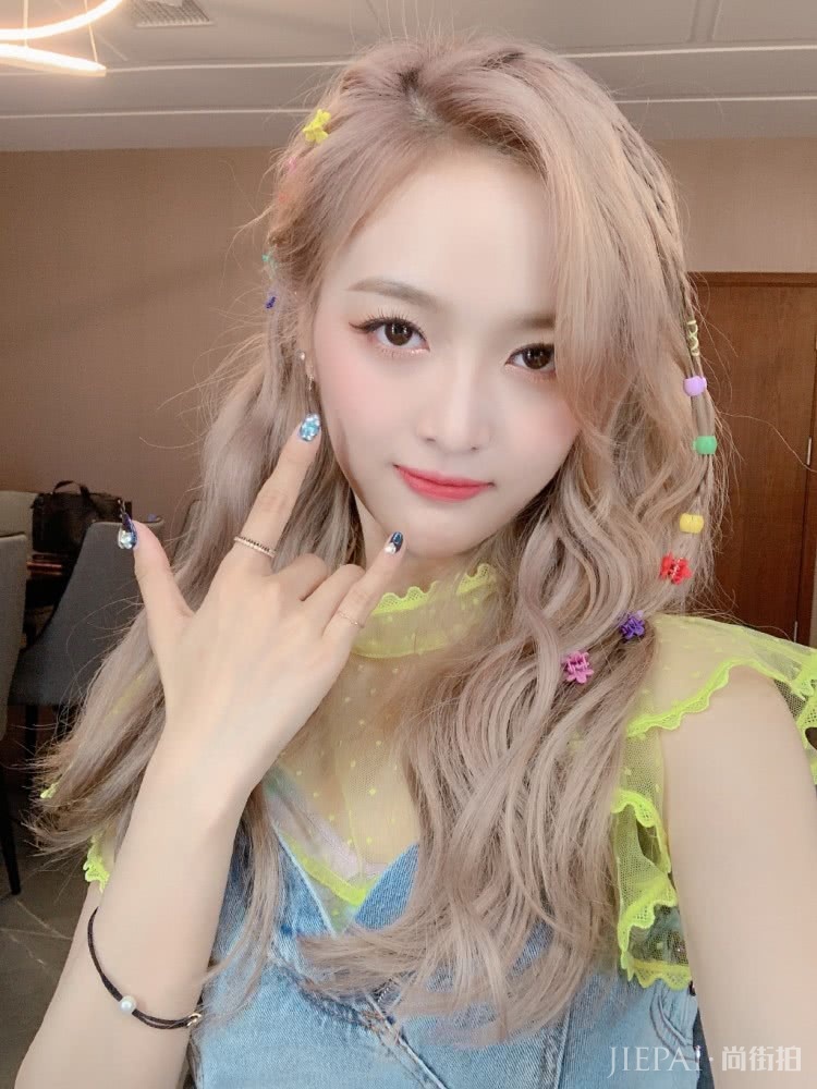 吴宣仪挑战“泫雅风”，搭配网红发夹，少女感绝了