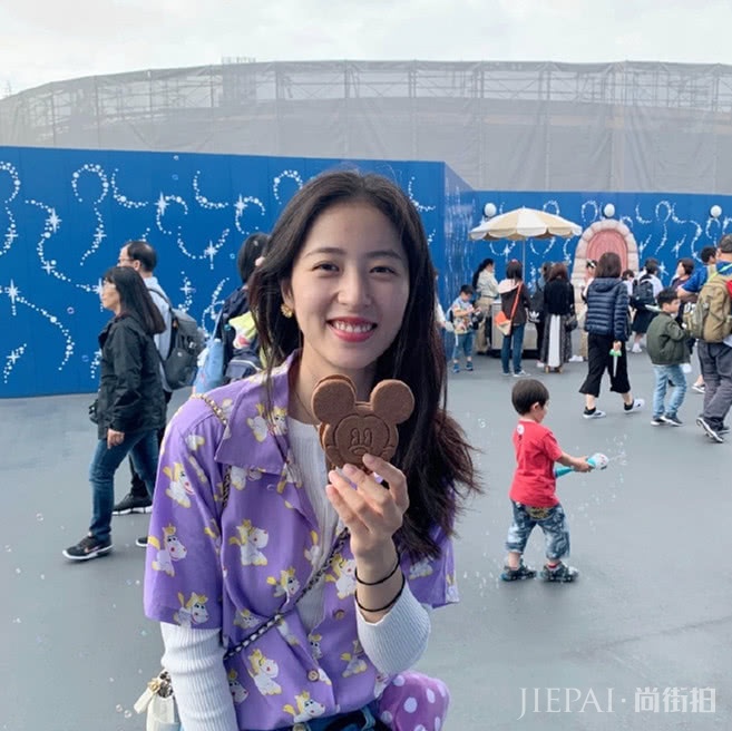 不潮不敢出街,学周雨彤小姐姐穿花衬衫配黑色短裤,帅到想娶回家