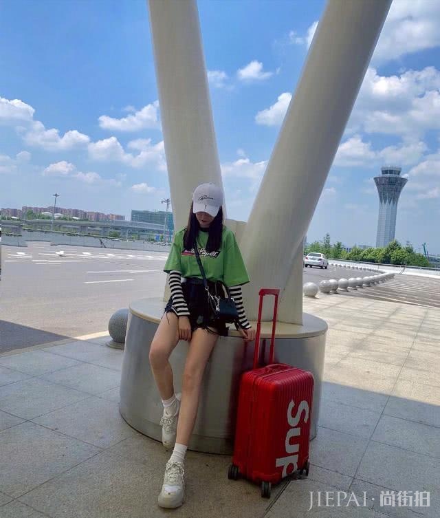 沈梦辰穿元气彩虹装秀长腿，美到认不出