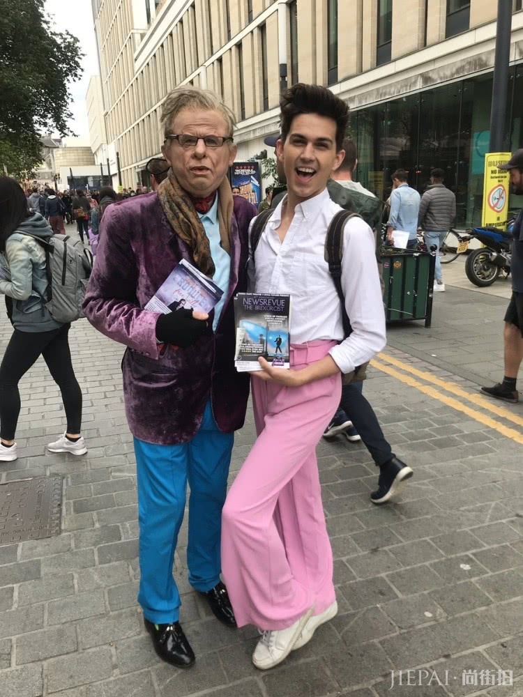 英国男子穿粉色长裤被骂是娘娘腔？不敢穿的，才不够男人