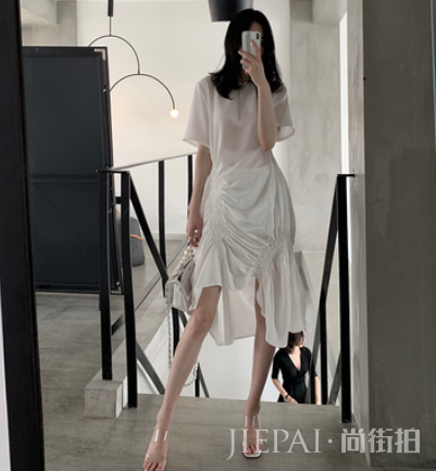 被夸为“打光板”的几件衣服,聪明女人会喜欢,因为穿上比旁人白