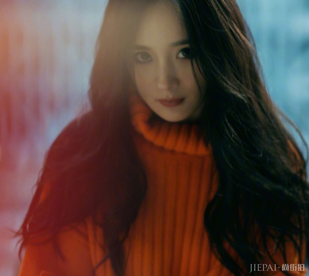 杨幂穿厚实高领针织衫配单车裤,画烟熏妆摩登又帅气