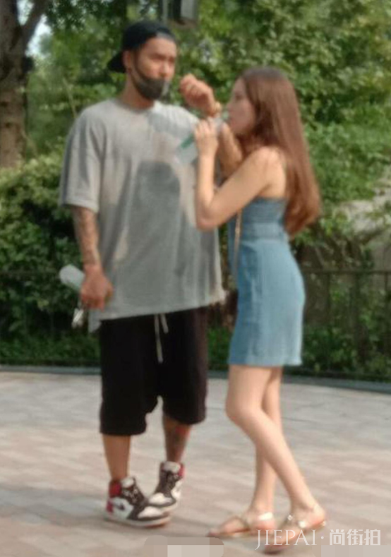 蒋劲夫七夕公开恋情,送玫瑰花给同居外国女友,用中英双语示爱