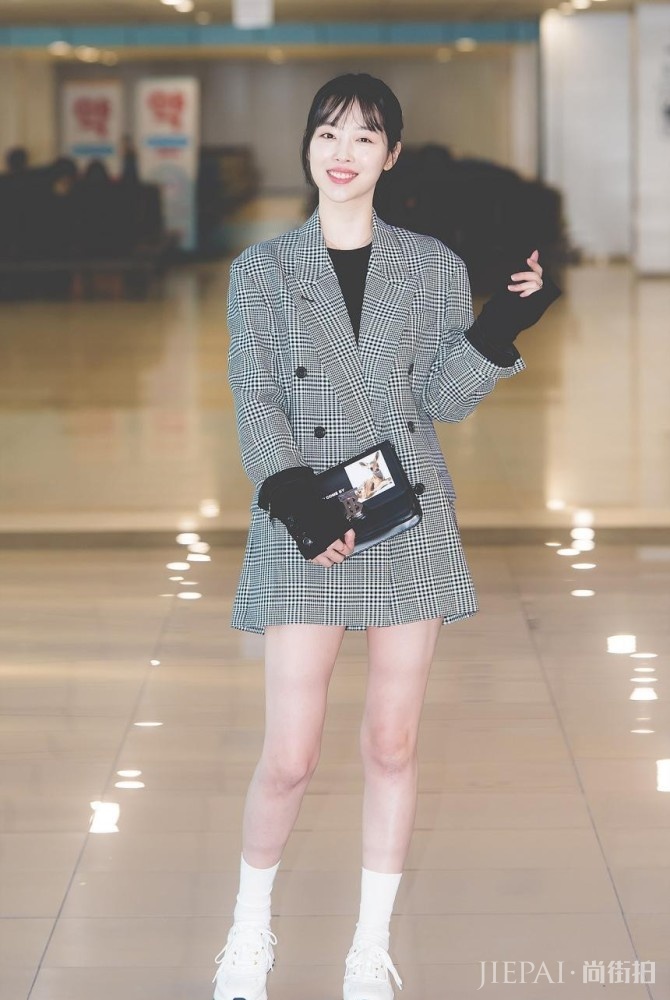 崔雪莉高跟鞋配黑色丝绒连衣裙,衬得双腿越发白了