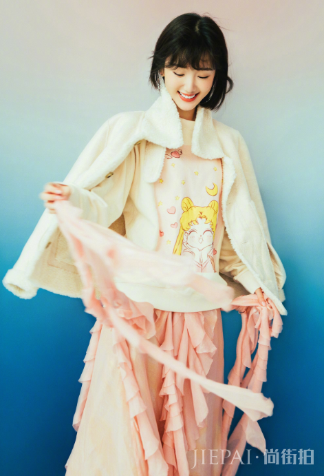 毛晓彤复古卷短发配墨绿色长裙,美出新高度