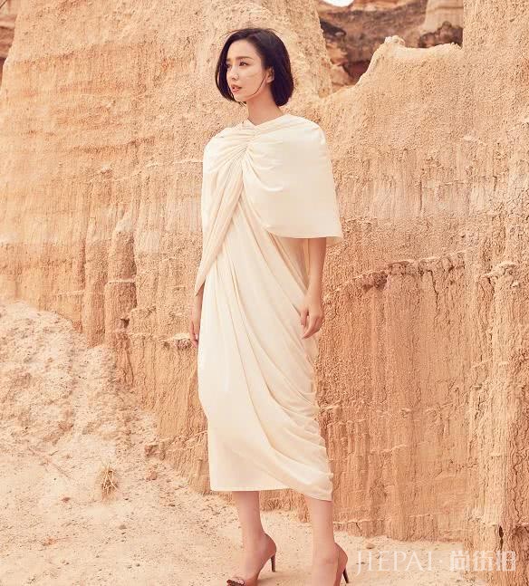 佟丽娅解锁早秋御姐搭配，皮裙狂野长裙柔情