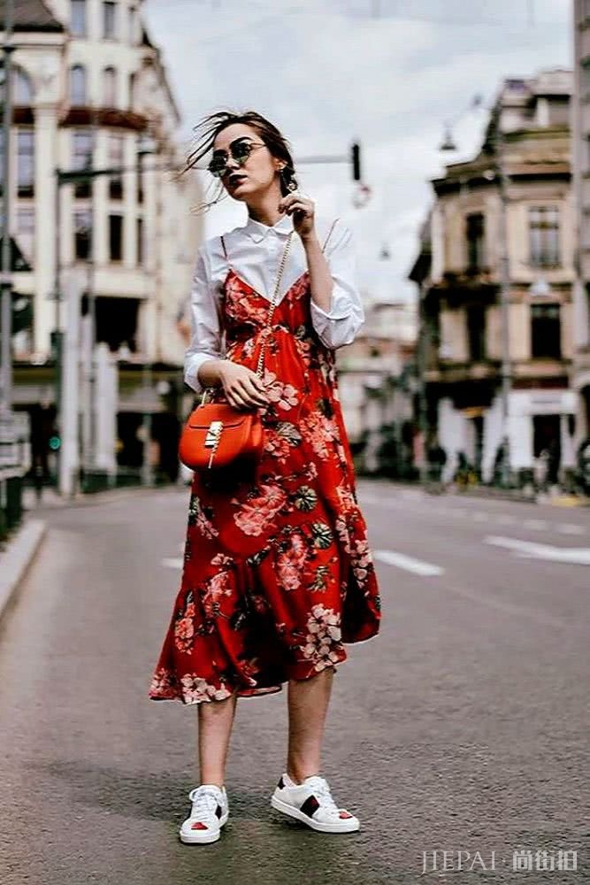 欧美街拍,又到了可以穿长裙的早秋了,看欧美潮女示范长裙搭什么鞋子好看