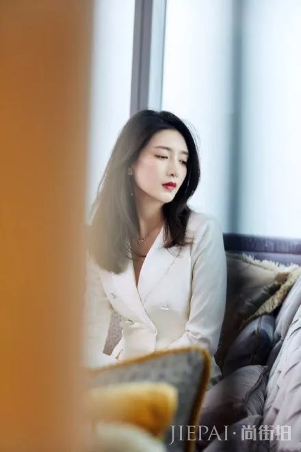 女人穿衣要学会适当“露”一些，放眼望去都是气质小姐姐