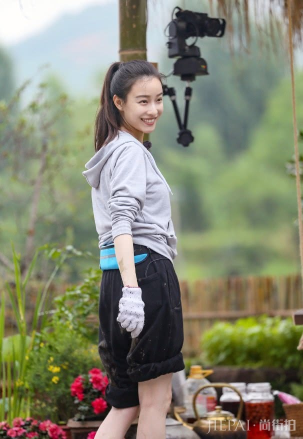 倪妮穿宽松版印花衬衫配“水壶裤”现身,清凉时髦