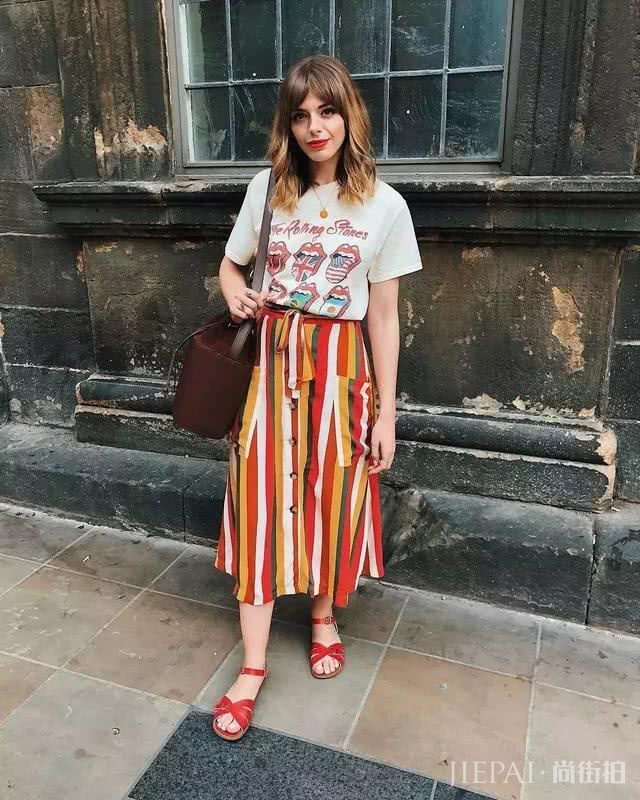 今夏最火的“纽扣裙”，基础款半身裙工作装文艺清新又显瘦