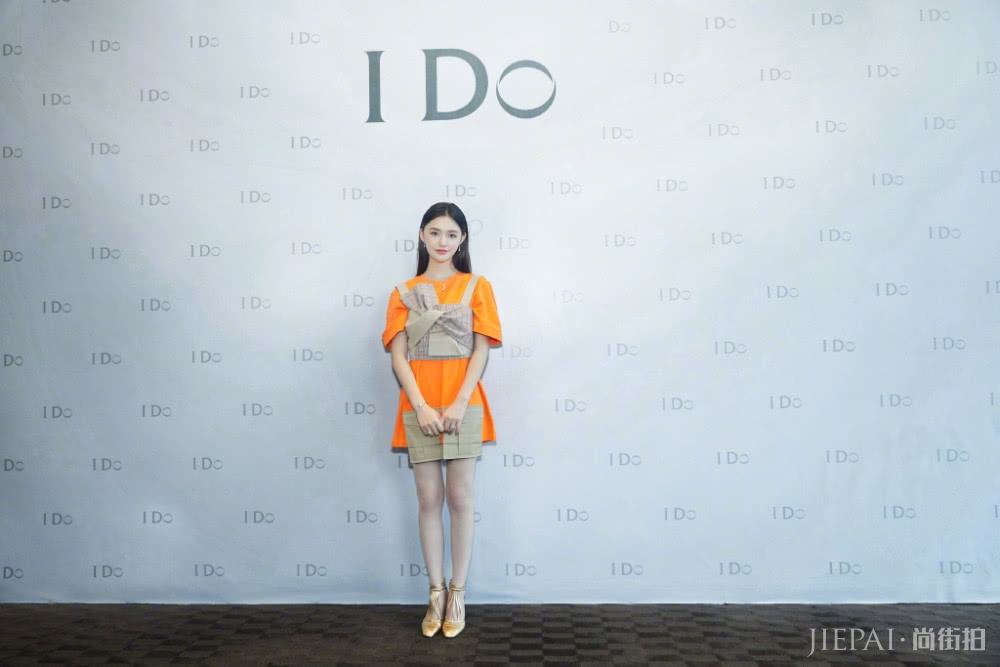 林允穿T恤配短裤,踩小白鞋赶飞机很接地气