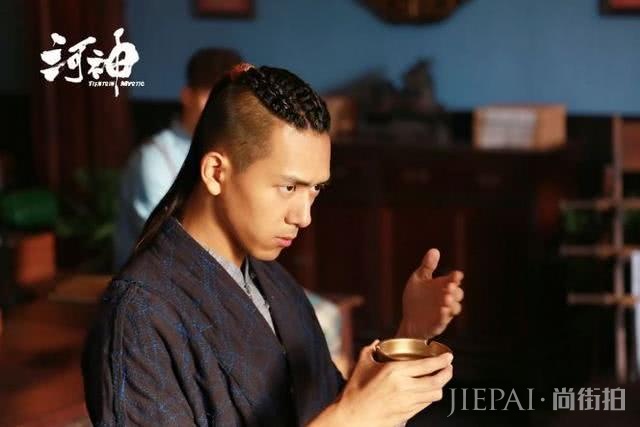 李现坐高铁为了不让网友认出，他捂住了腮帮子