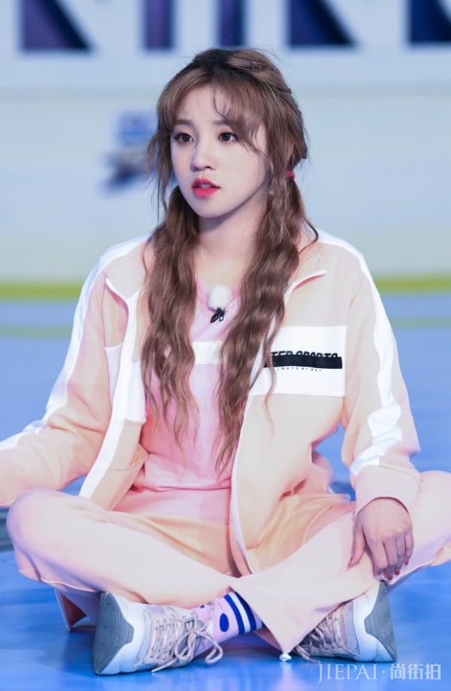 有一种毁身材,叫宋雨琦穿裙“里衬比外面还长”,看到的腿好肉啊