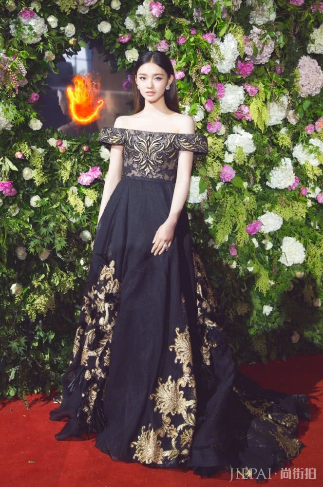 林允穿T恤配短裤,踩小白鞋赶飞机很接地气