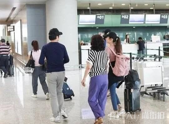 郎朗妈妈正脸曝光!同框吉娜穿粉色豹纹太时尚,比儿媳还要亮眼