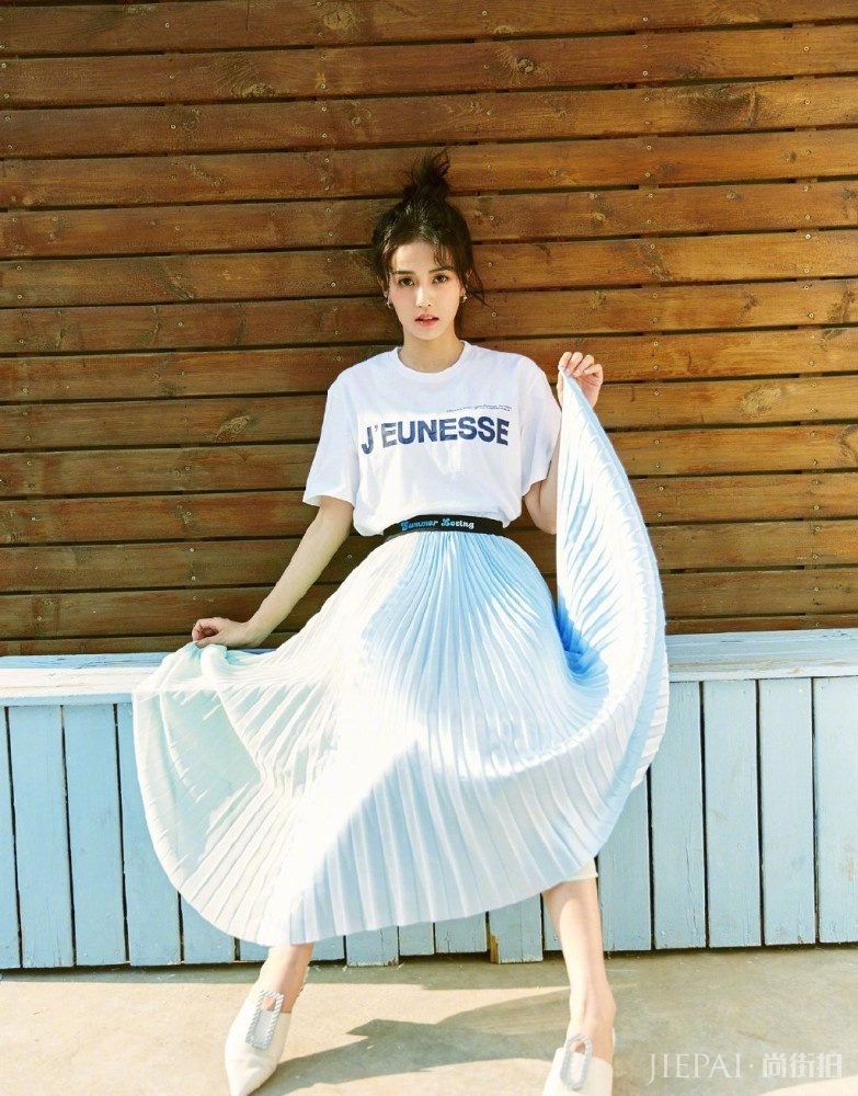 被于正签下演《招摇》女一号走红，机场街拍穿厚毛衣看着都热