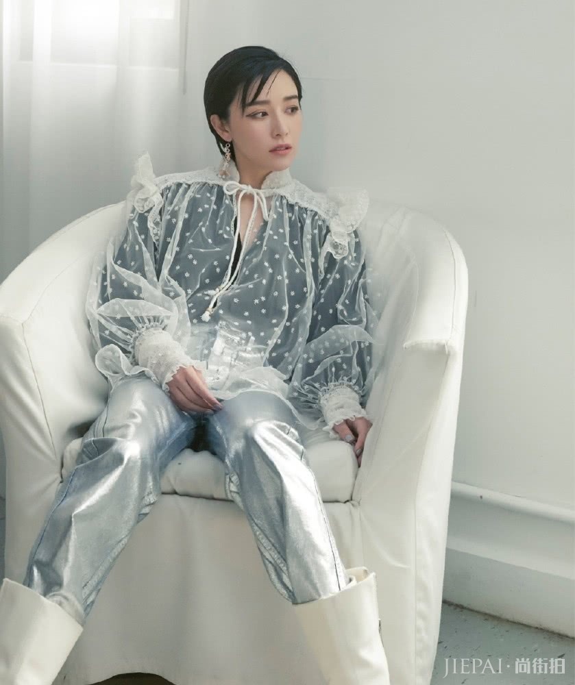 阚清子印花衬衫配皮短裤娇嫩如花，甜美不输少女