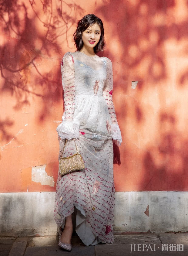 可算等到沈月瘦下来,粉嫩打扮完胜陈都灵,不愧曾经是校花