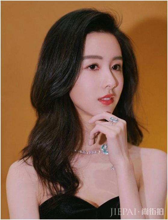 这位女星竟然撞脸“奶茶妹妹”？网友：劳烦东哥出来认领媳妇！