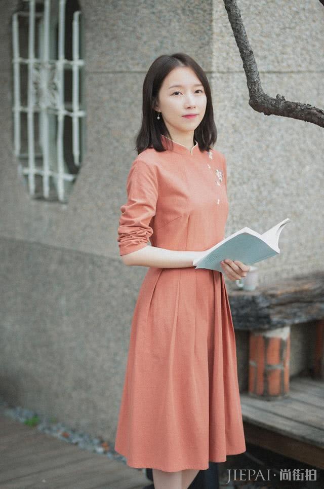 160以下的女生初秋穿这件连衣裙,不仅显高还有初恋感