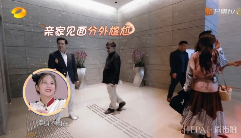 门当户对多重要?郭碧婷爸爸和向华强亲家见面,场面尴尬气氛冷